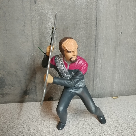 Star Trek Deep Space Nine Lieutenant Worf Hallmark Keepsake Ornament 1999 - Picture 7 of 13